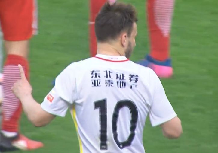 几位文体 六龄童追悼会在绍兴举行 现场有亲属大打出手 2014-02-16 2月16日浙江绍兴，六小龄童之父六龄童章宗义追悼会举行，众多人赶往现场参加悼念，现场有亲友大打出手。