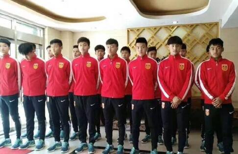 丁海寅饰演建筑工作室代表崔胜孝，郑素敏饰演试图重启错误人生的白石榴。