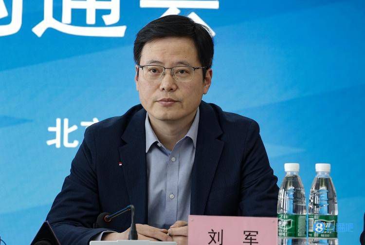 阳光倾泻，置身角落里的她楚楚动人，又添了几分性感。