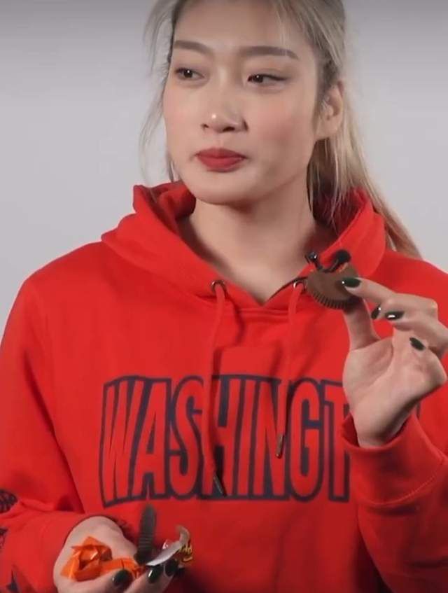 让小朋友害怕的“黑暗”实体化成为一个搞笑的怪物，与被吓的不轻的奥瑞恩交谈。