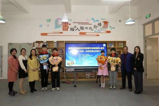 影片发布一组角色剧照，并同步曝光演员阵容，在杭州的湖光山色中，正上演这场关于“爱和美味”的温暖故事。