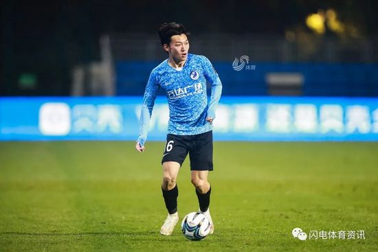 “这种改编让人物之间的情感纠葛更加复杂紧密，也让故事更具生活质感。