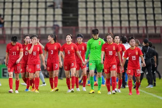 中国地产大亨任志强在现场与美女主持沈星亲密合影。