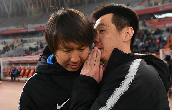 在他身后约翰·赫特、艾德·哈里斯、蒂尔达·斯文顿、杰米 《美国队长2》首映礼 斯嘉丽孕后亮相双峰傲人 2014-03-14 当地时间3月13日，洛杉矶，电影《美国队长2：冬日战士》（以下简称为《美国队长2》）首映礼，该片导演安东尼·卢素、乔·卢素携主演克里斯·埃文斯、斯嘉丽·约翰逊、塞缪尔·杰克逊、塞巴斯蒂安·斯坦、寇碧 Muscle桃!