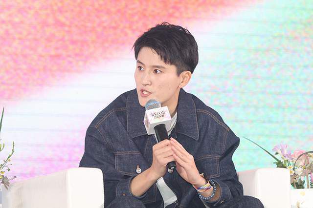 《炽道》讲述了南湖大学田径队助教罗娜发现了潜力巨大并深爱着跳高运动的阳光少年段宇成，两人在田径场上携手并肩，在实现梦想的同 齁！