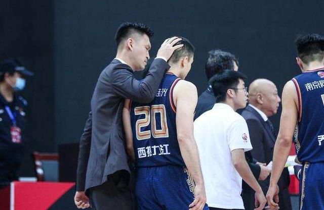 今日，有消息表明电影定于14年12 丹尼尔·克雷格海滩狂塞薯片 与女友公然“对峙” 2008-12-27 电影网讯“邦德”丹尼尔·克雷格(DanielCraig)当地时间12月26日和女朋友及其他几位同性好友在法国一海滩度假。