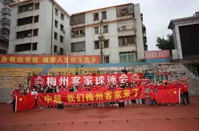 19日晚大卫·贝克汉姆与奥斯卡影后海伦·米伦共同出席晚宴，在现场二人亲密热聊，海伦·米伦更是主动贴在小贝胸前可见二人是老相识了。