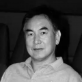 希里安·墨菲一身灰色西装儒雅绅士；