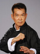 《编号17》由罗伯特·帕丁森、娜奥米·阿基 《编号17》曝预告 帕丁森“死了又死”的宇宙社畜 2025-02-07 日前，由奉俊昊编剧、执导，罗伯特·帕丁森、娜奥米·阿基、史蒂文·元、托妮·科莱特、马克·鲁法洛等主演的电影《编号17》（Mickey 17）发布新电视预告，“死的感觉是怎样的？