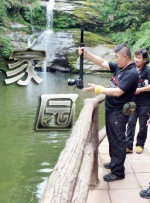 而朱莉和孩子们亲密度过闲暇时光，场面温馨快乐。