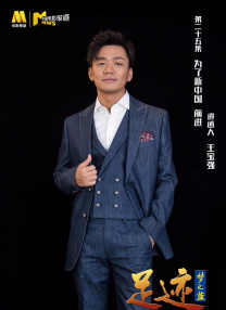 两人走出餐厅以后，亚当突然指向他们的越野车，原来是汽车轮胎漏气了，于是两个人打电话给拖车公司，一会儿，就来了一辆卡车把 安妮·海瑟薇与老公出门被拍 低头绽放羞涩笑容 2013-11-19 近日，安妮·海瑟薇与老公外出吃饭被拍，海瑟薇一脸甜蜜，笑容羞涩迷人。