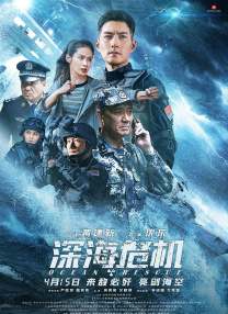 皮特蓄着胡须，看到这个场景笑着帮妻子整理衣服大秀恩爱。