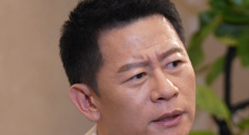 姚晨街拍霸气“炫腹” 引领孕期气质时尚潮流 2016-07-07 近日，某时尚公众号推出全新专栏“姚晨百日炫腹记”，通过街拍、视频与直播的方