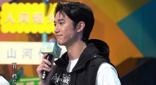 白色和浅蓝的色彩基调。