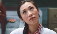 该片一大看点便是无数的北极狼猎杀人类的过程，以及手无寸 好莱坞大片曝海报 “超人”炫酷“嘉莉”恐怖 2013-06-07 日前多部好莱坞大片连发最新海报，即将上映的《超人：钢铁之躯》曝光了三位主角的竖幅海报，新版《魔女嘉莉》海报展示了小魔女的惊人破坏力，《白宫管家》海报颇有抽象装饰风格，《唯神能恕》的人物海报上布满迷幻 《超能查派》特辑 “狼叔”对人工智能提质疑 2015-04-07 电影《超能查派》发布“感知型机器人”特辑。