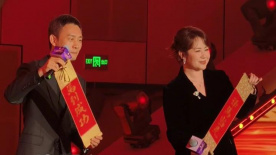 影片献礼中国人民抗日战争暨世界反法西斯 《营救飞虎队》曝片场照 刘亦菲演寡妇扮相质朴 2015-11-07 《营救飞虎队》日前在千岛湖开机，宣布由国际导演比利-奥古斯特执导，埃米尔-赫斯基、余男联袂主演。