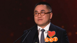 电影《星际宝贝》曝“新年快乐”海报 2025-01-02 日前，迪士尼经典动画《星际宝贝》真人版《星际宝贝史迪奇》发布新年海报，“邪恶摇粒绒”史迪奇从银色灯球中“破壳”而出，头上还戴着2025的金色发饰，可爱值爆表！