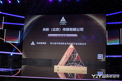 “乡村小天后”泰勒·斯威夫特身穿霸气红裙艳压全场，艳红色晚礼露背装美艳成为吸睛焦点。